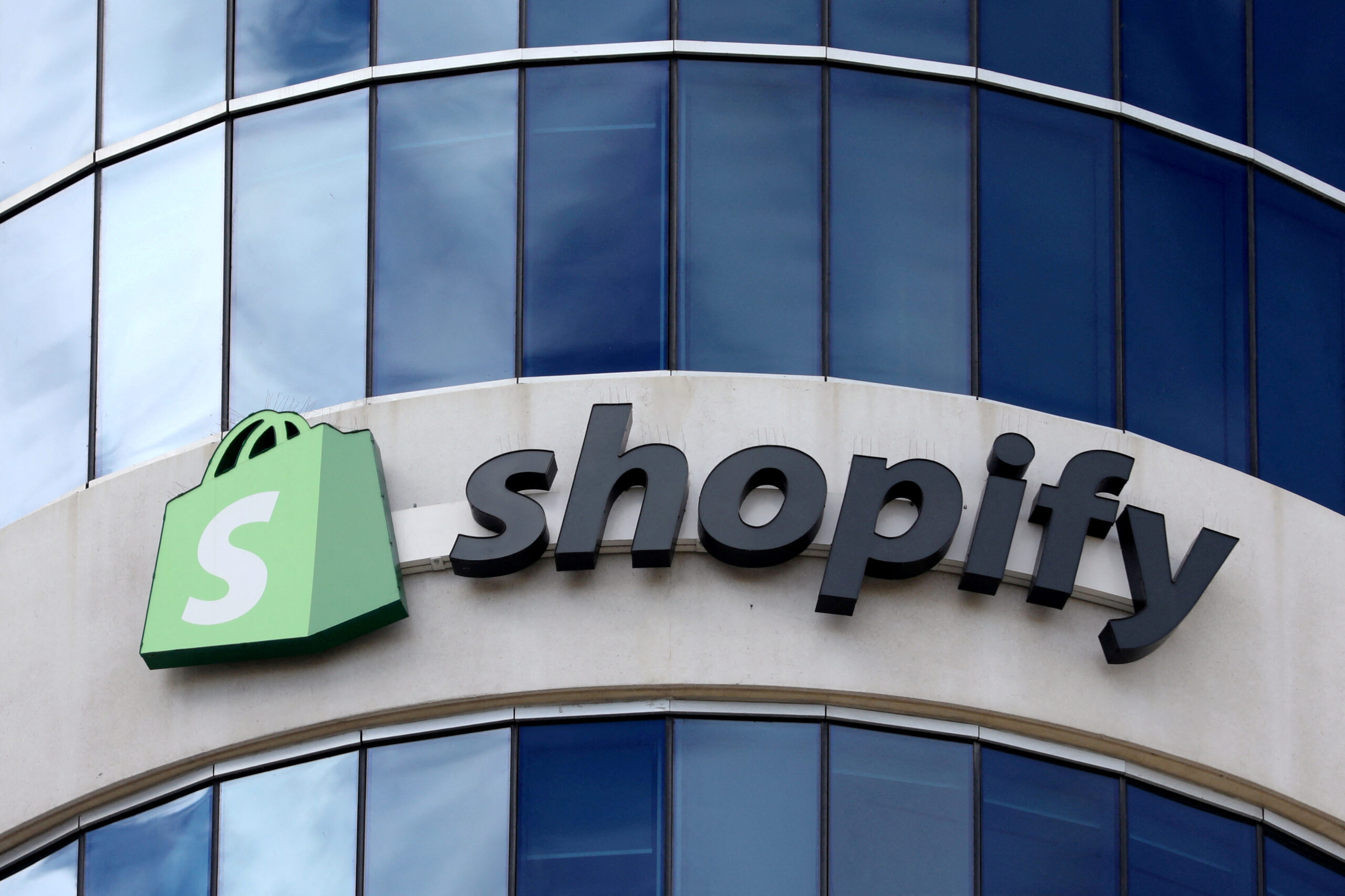 tech social media licenziamenti shopify